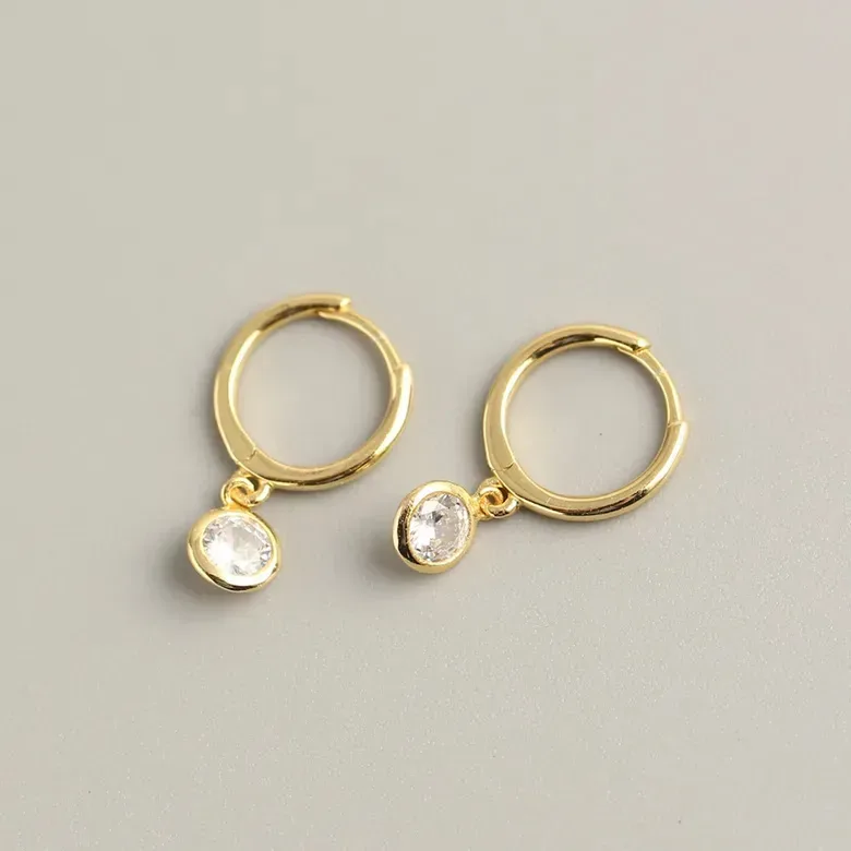Aretes con baño de plata con diseño circular