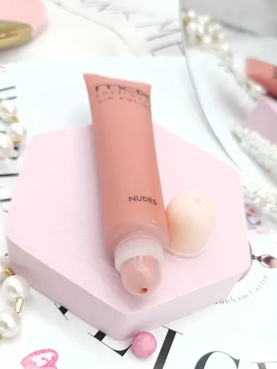 Lip gloss Max para dama color ladrillo nude