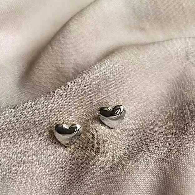 Par de aretes de Acero Titanio  para dama color plata.