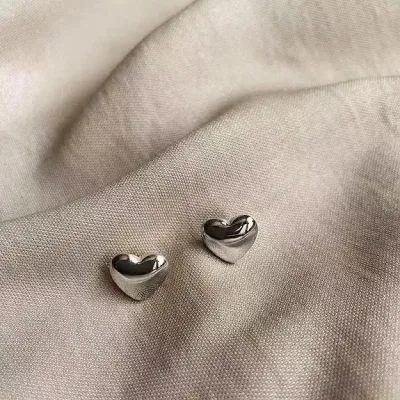 Par de aretes de Acero Titanio  para dama color plata.