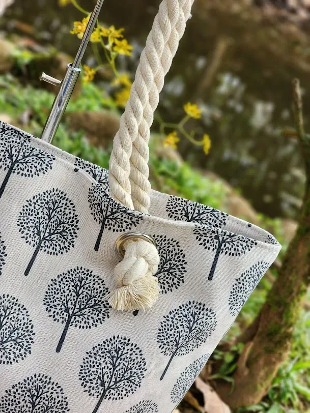 Bolso de hombro para dama con diseño de arboles