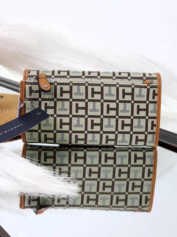 Cartera Tommy Hilfiger para dama color beige