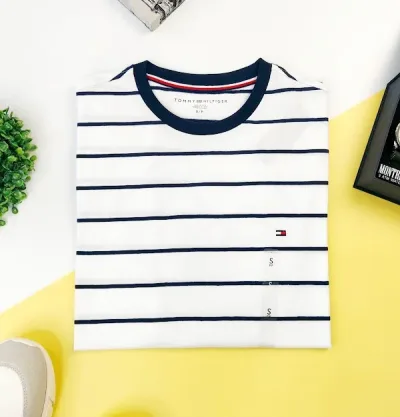 Camiseta Tommy Hilfiger para caballero, color blanco con rayas azules