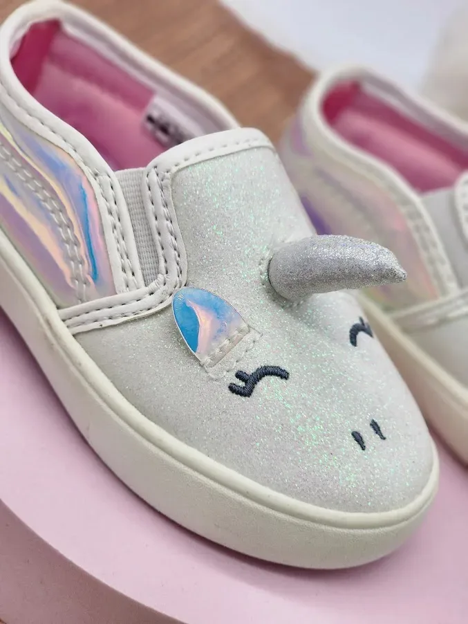 Par de zapatos Carter´s para niña diseño de unicornio