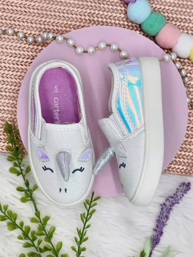 Par de zapatos Carter´s para niña diseño de unicornio