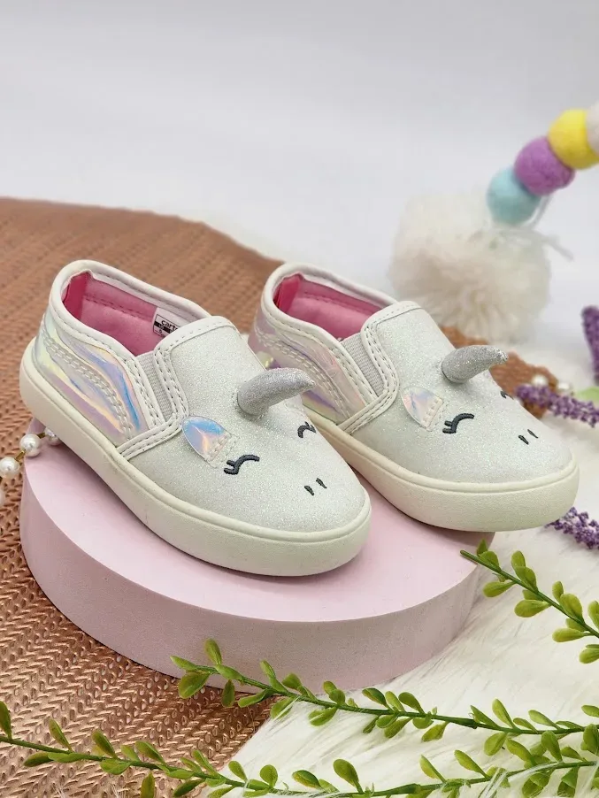 Par de zapatos Carter´s para niña diseño de unicornio