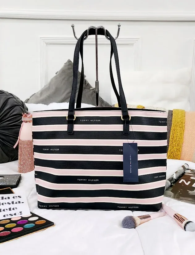 Bolso de hombro Tommy Hilfiger para dama diseño a rayas