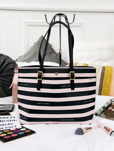 Bolso de hombro Tommy Hilfiger para dama diseño a rayas