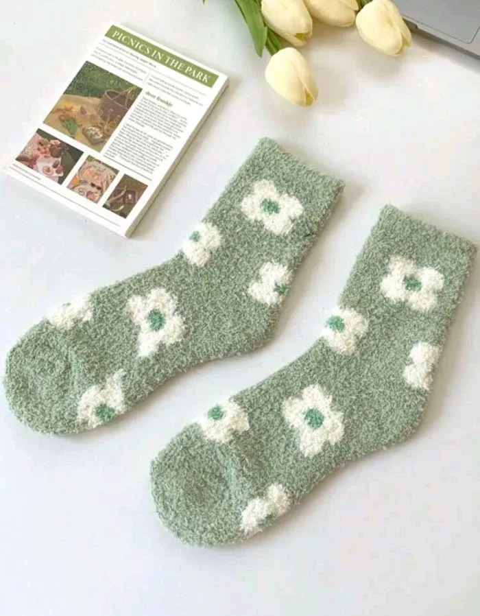 Medias verdes con diseño de flores