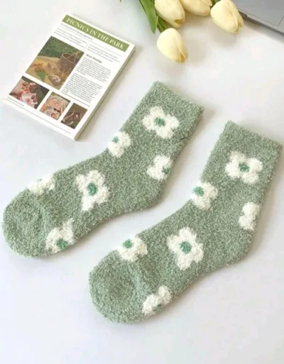 Medias verdes con diseño de flores
