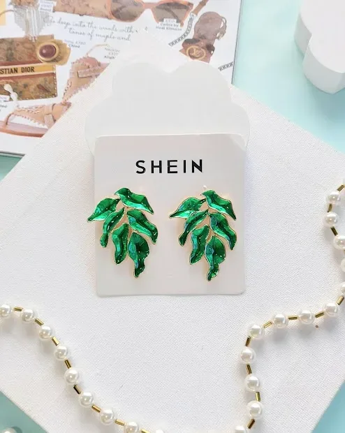 Par de aretes de fantasía para dama color verde