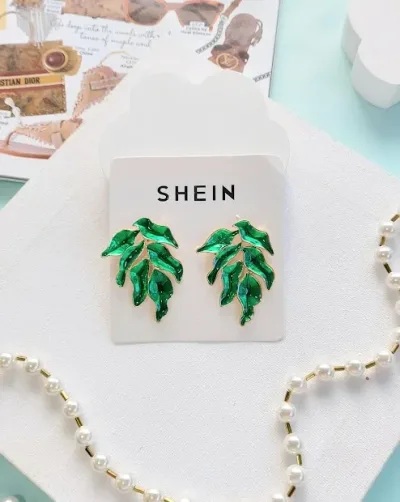 Par de aretes de fantasía para dama color verde