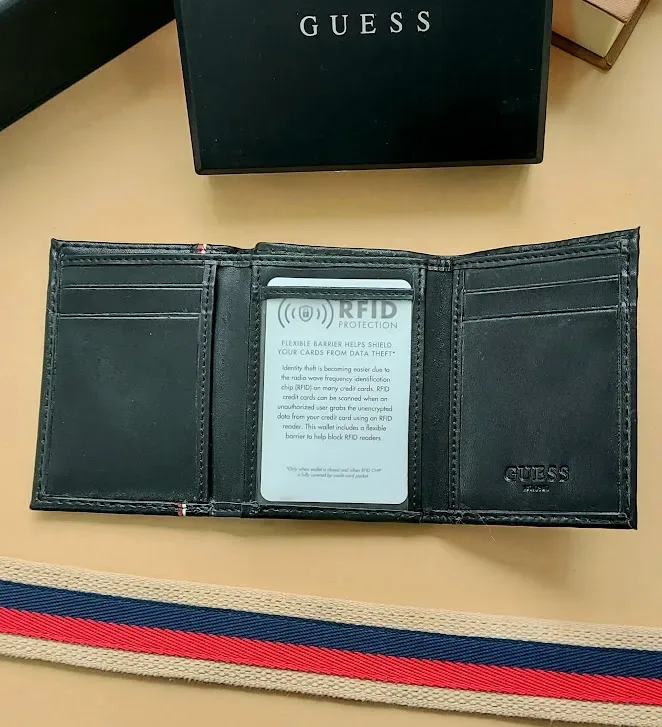 Billetera Guess para caballero color negro