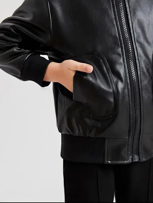 Jacket de cuerina para niño, color negro.