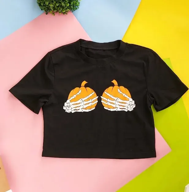 Camiseta para dama color negro diseño de calabazas