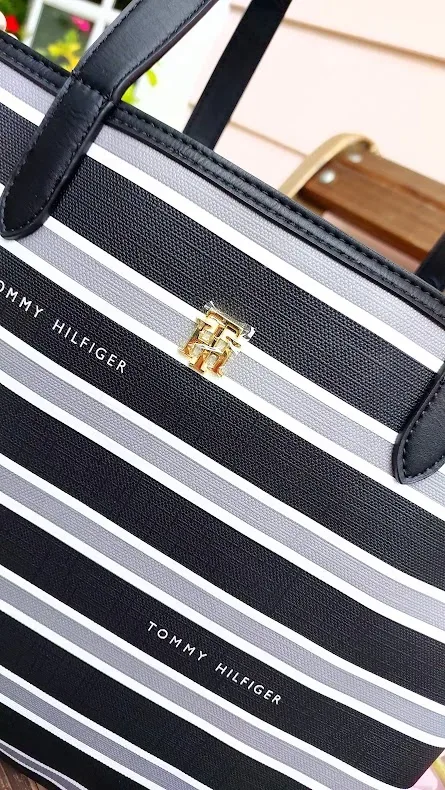 Bolso de hombro Tommy Hilfiger para dama color negro, gris y blanco