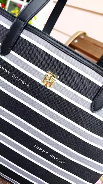 Bolso de hombro Tommy Hilfiger para dama color negro, gris y blanco
