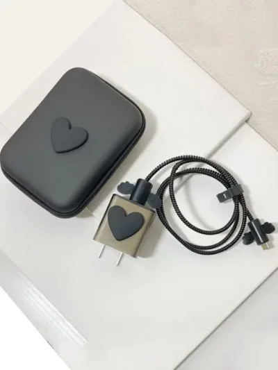 Funda protectora para cargador con estuche  color negro con diseño de corazon negro