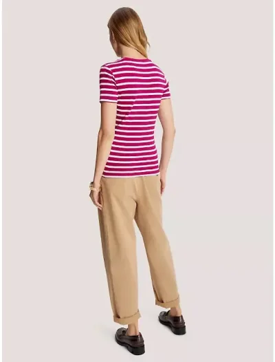 Camiseta Tommy Hilfiger diseño a rayas fucsia y blanco
