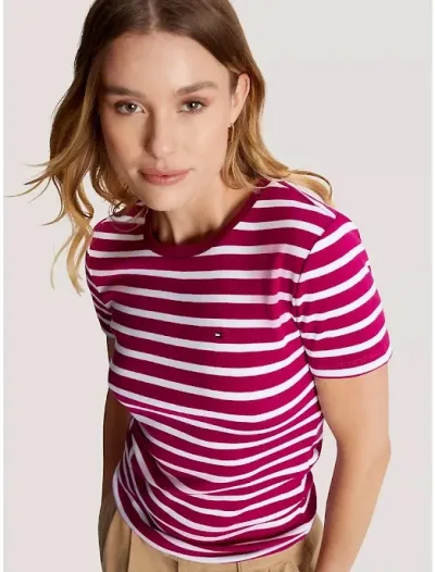 Camiseta Tommy Hilfiger diseño a rayas fucsia y blanco