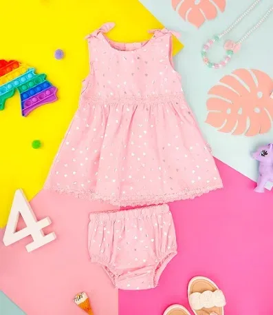 Vestido para niña color rosa con estampado de corazones plateados