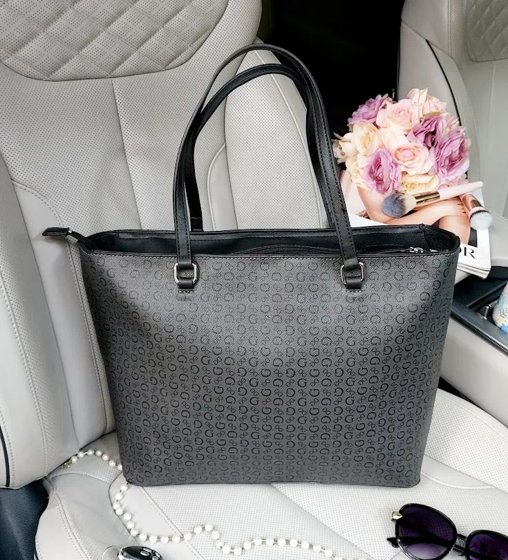 Bolso Guess para dama color gris