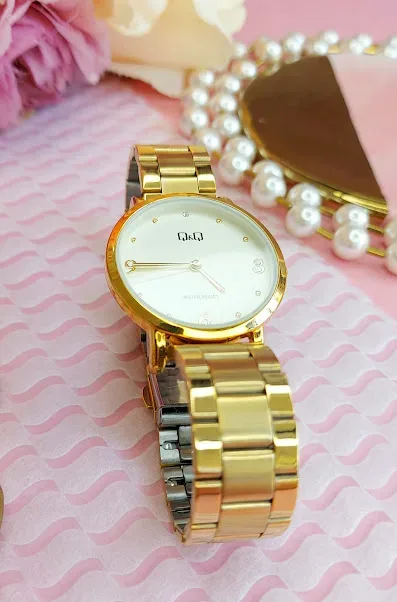 Reloj Q and Q para dama color dorado