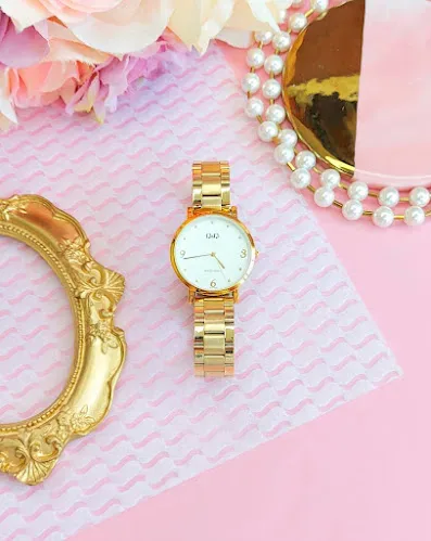 Reloj Q and Q para dama color dorado
