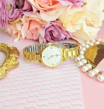 Reloj Q and Q para dama color dorado