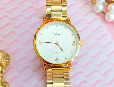 Reloj Q and Q para dama color dorado