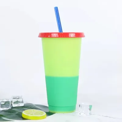Vaso verde con pajilla multicolor.
