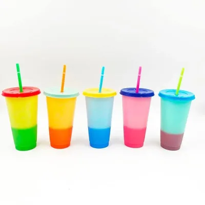 Vaso verde con pajilla multicolor.