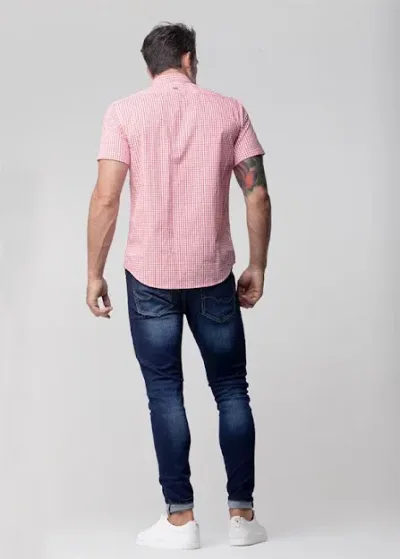 Camiseta Hummer para caballero diseño a cuadros rojos y blancos