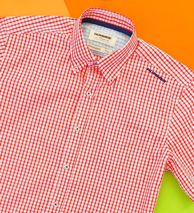 Camiseta Hummer para caballero diseño a cuadros rojos y blancos