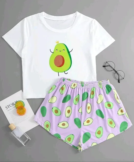 Pijama para dama color blanco con estampado de aguacates