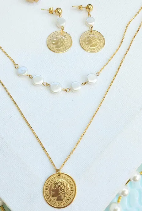 Conjunto de acero inoxidable para dama con dijes en forma de moneda