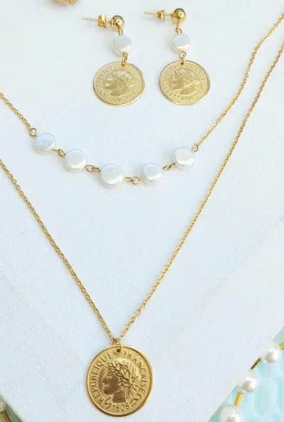 Conjunto de acero inoxidable para dama con dijes en forma de moneda