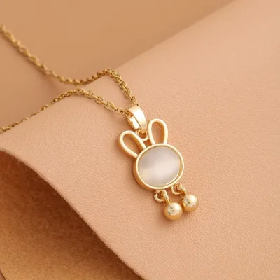 Collar de acero de titanio con diseño de conejo