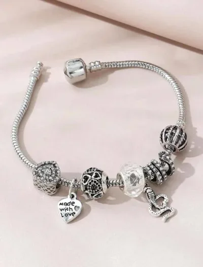 Pulsera de fantasía para dama color plateado con accesorios