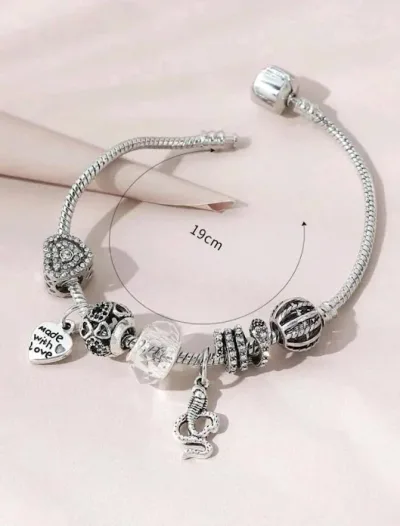 Pulsera de fantasía para dama color plateado con accesorios