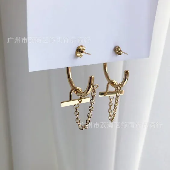 Par de argollas de acero de titanio para dama color dorado