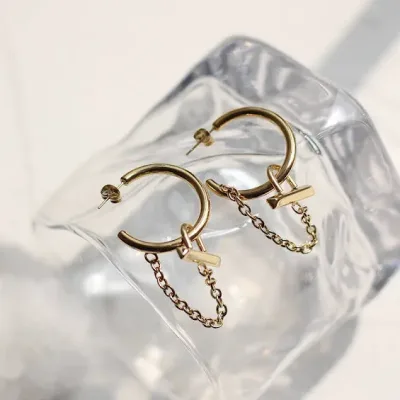 Par de argollas de acero de titanio para dama color dorado