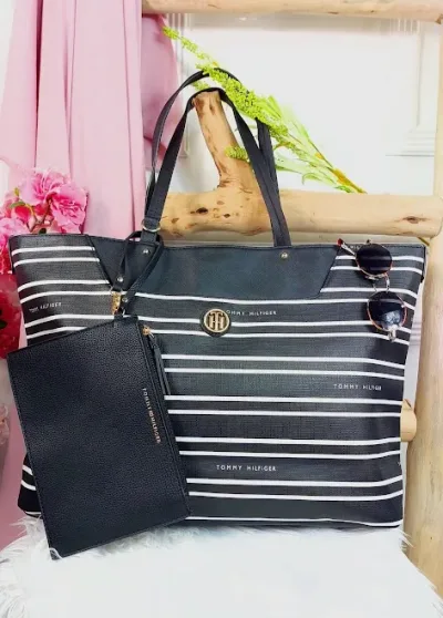 Bolso Tommy Hilfiger para dama diseño a rayas negro y blanco