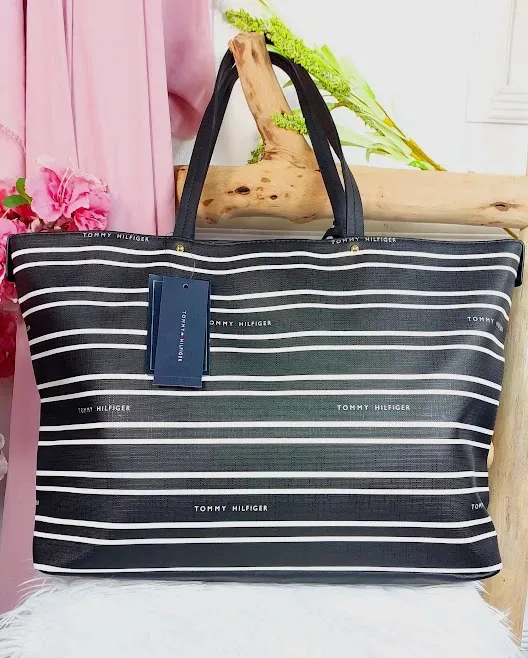 Bolso Tommy Hilfiger para dama diseño a rayas negro y blanco