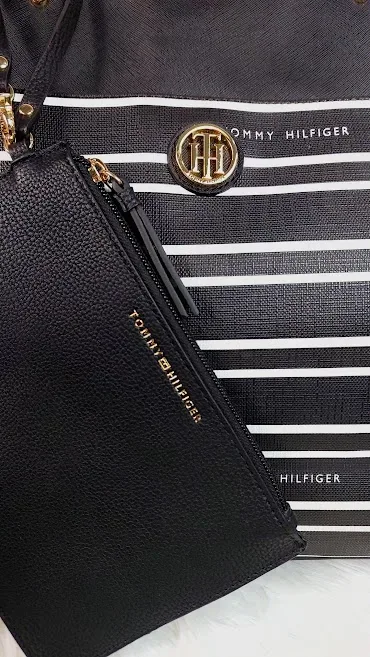 Bolso Tommy Hilfiger para dama diseño a rayas negro y blanco