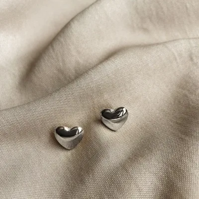 Aretes acero inoxidable para dama color  plateado diseño corazon