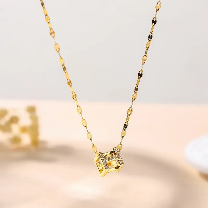 Collar de acero de titanio con diseño geométrico