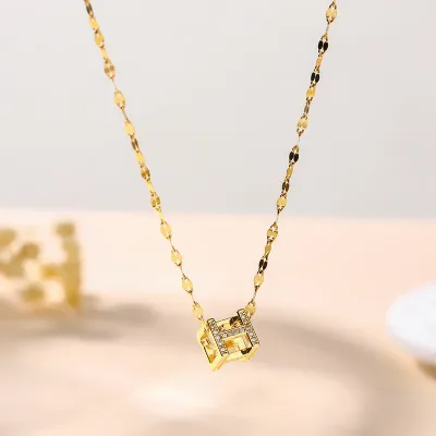 Collar de acero de titanio con diseño geométrico