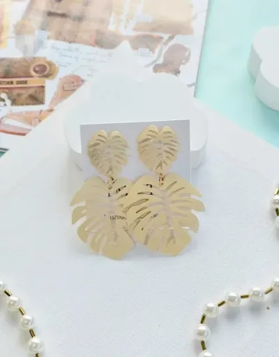 Par de aretes de fantasía para dama color beige