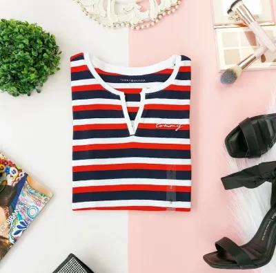 CamisetaTommy Hilfiger para dama diseño a rayas multicolor